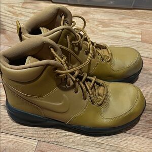 Nike Boy's Brown High-Top Boots